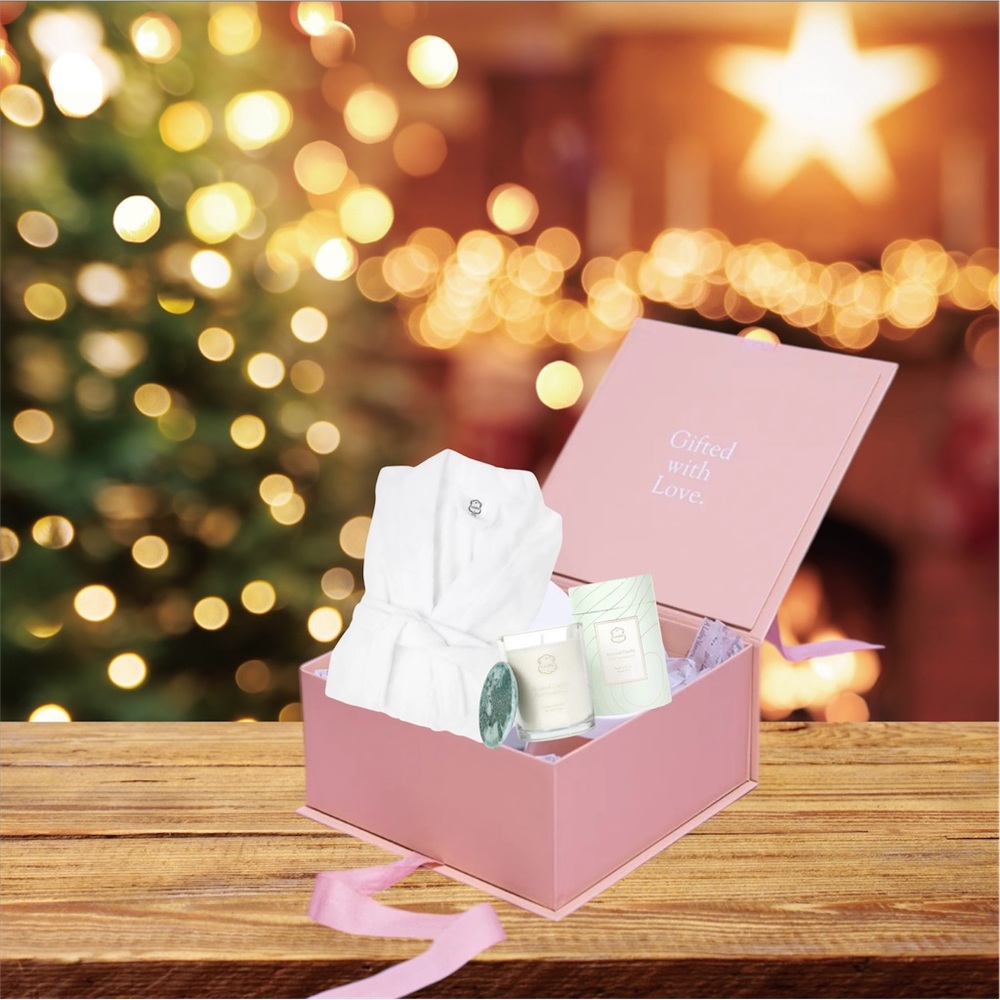 Laline SCENTED CANDLE FIG &SANDALWOOD & COZY BATH ROBE Boxed Gift